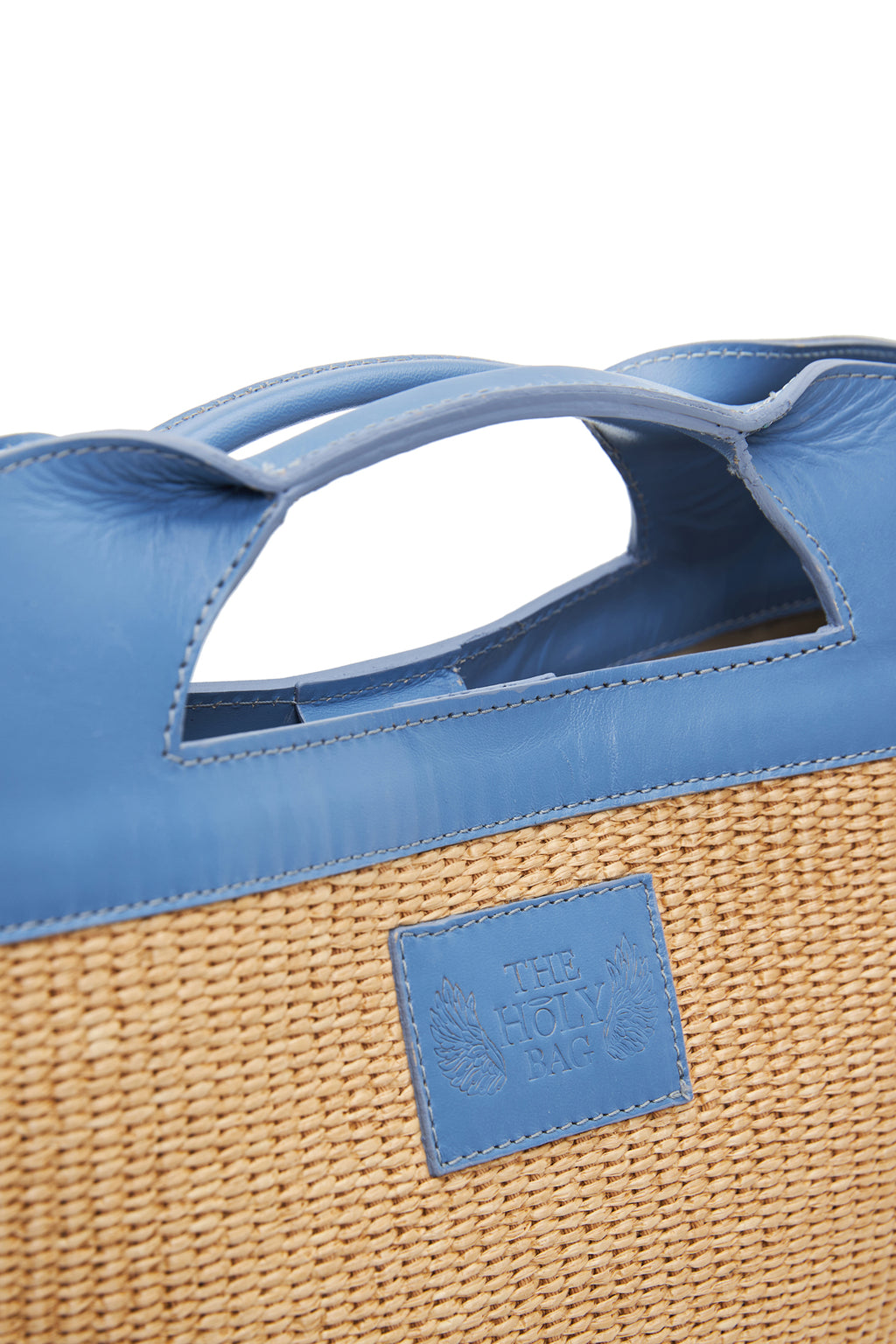 theholybag Ostria shopper τσάντα από ψάθα αι δέρμα σε γαλάζιο χρώμα, με αποσπώμενο λουράκι ώμου και εσωτερικές τσέπες. Χειροποίητη στην Ελλάδα.