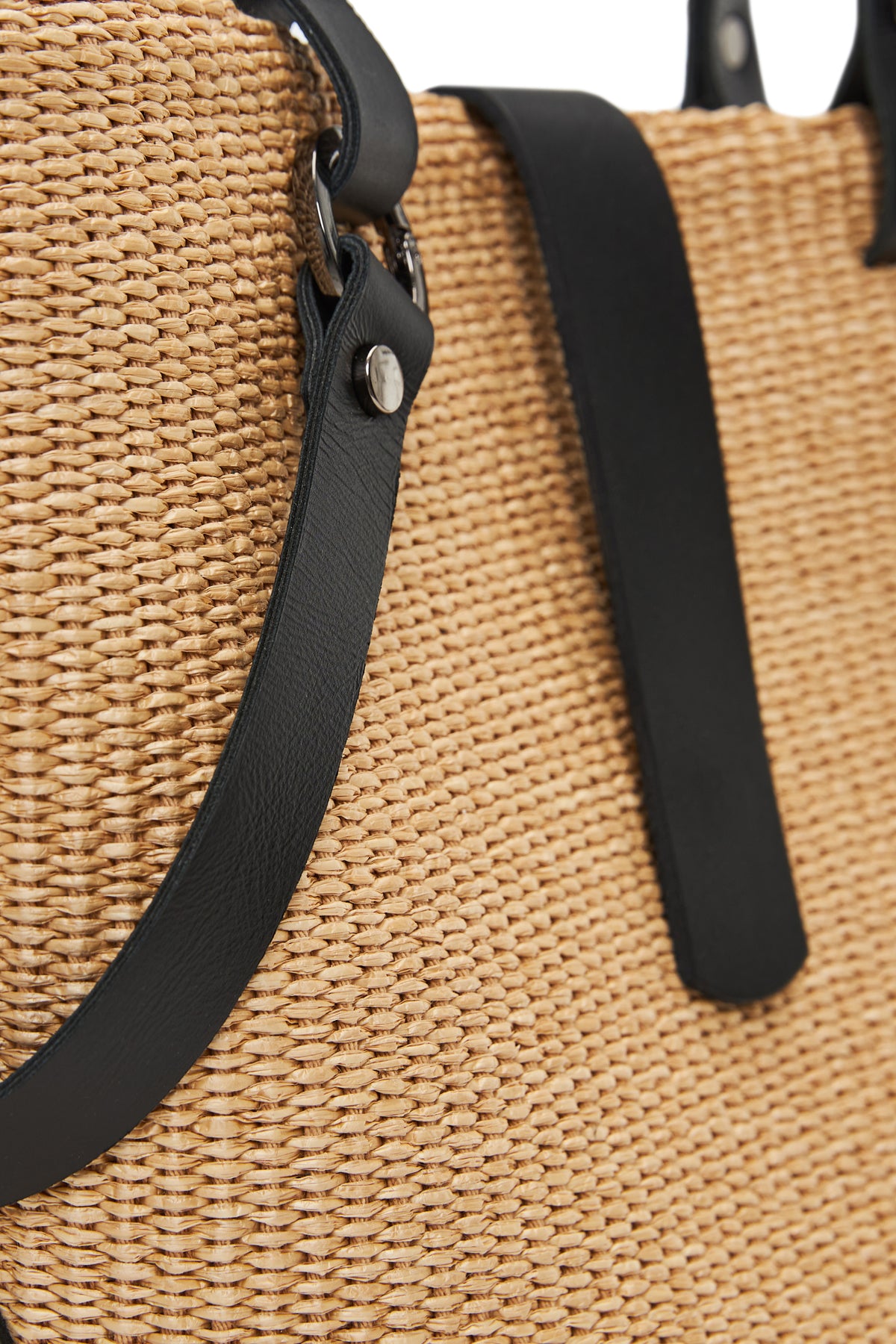 theholy bag γυναικεια τσαντα ώμου με διπλό λουράκι από ψάθα και μαύρο δέρμα με διακοσμητικό και μαγνήτη