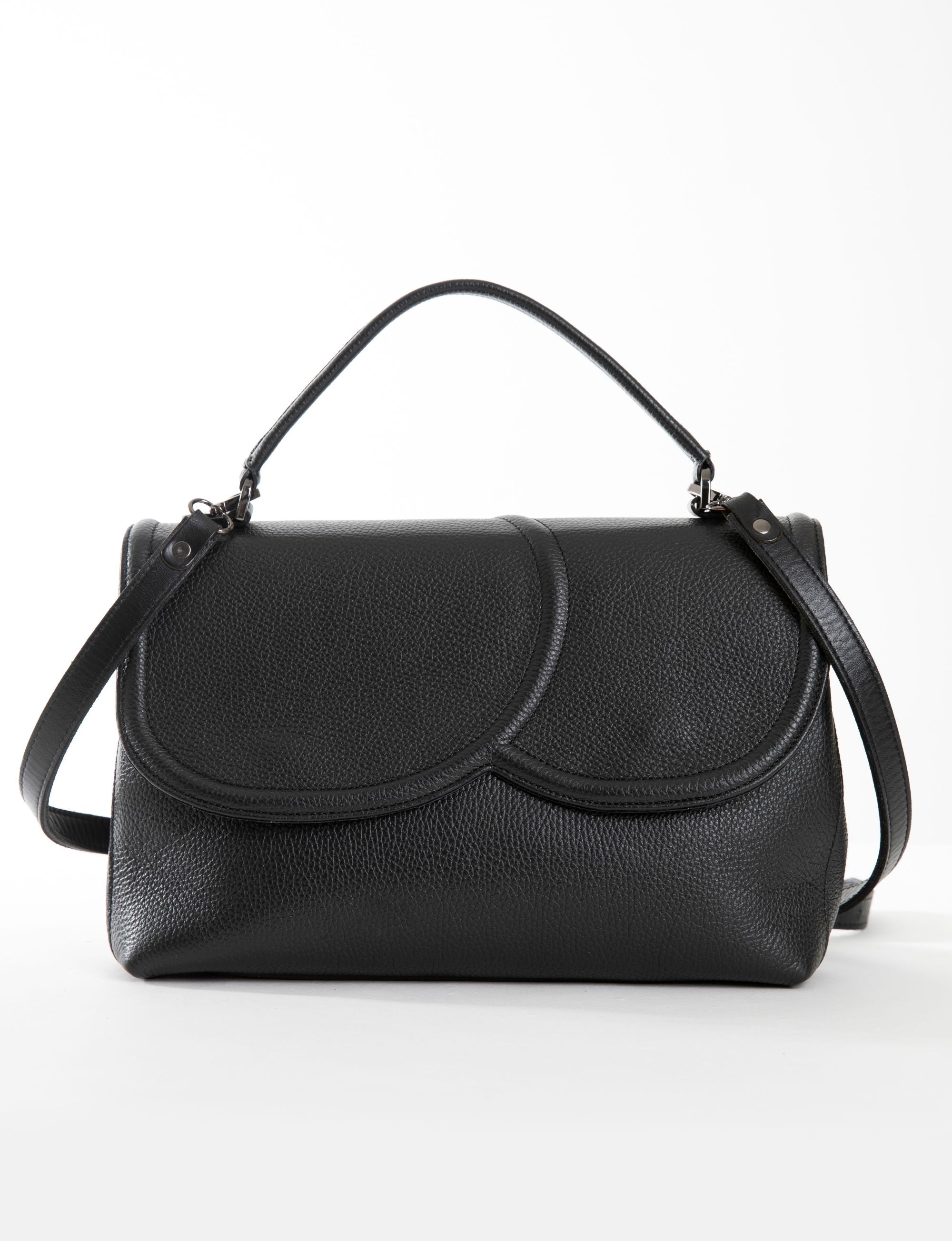 TheHolyBag Tote τσάντα σε μπορντό δέρμα με top handle και αποσπώμενο λουράκι ώμου. Με ασύμμετρο καπάκι. Κλείνει με μαγνήτη και διαθέτει εσωτερική τσέπη.
