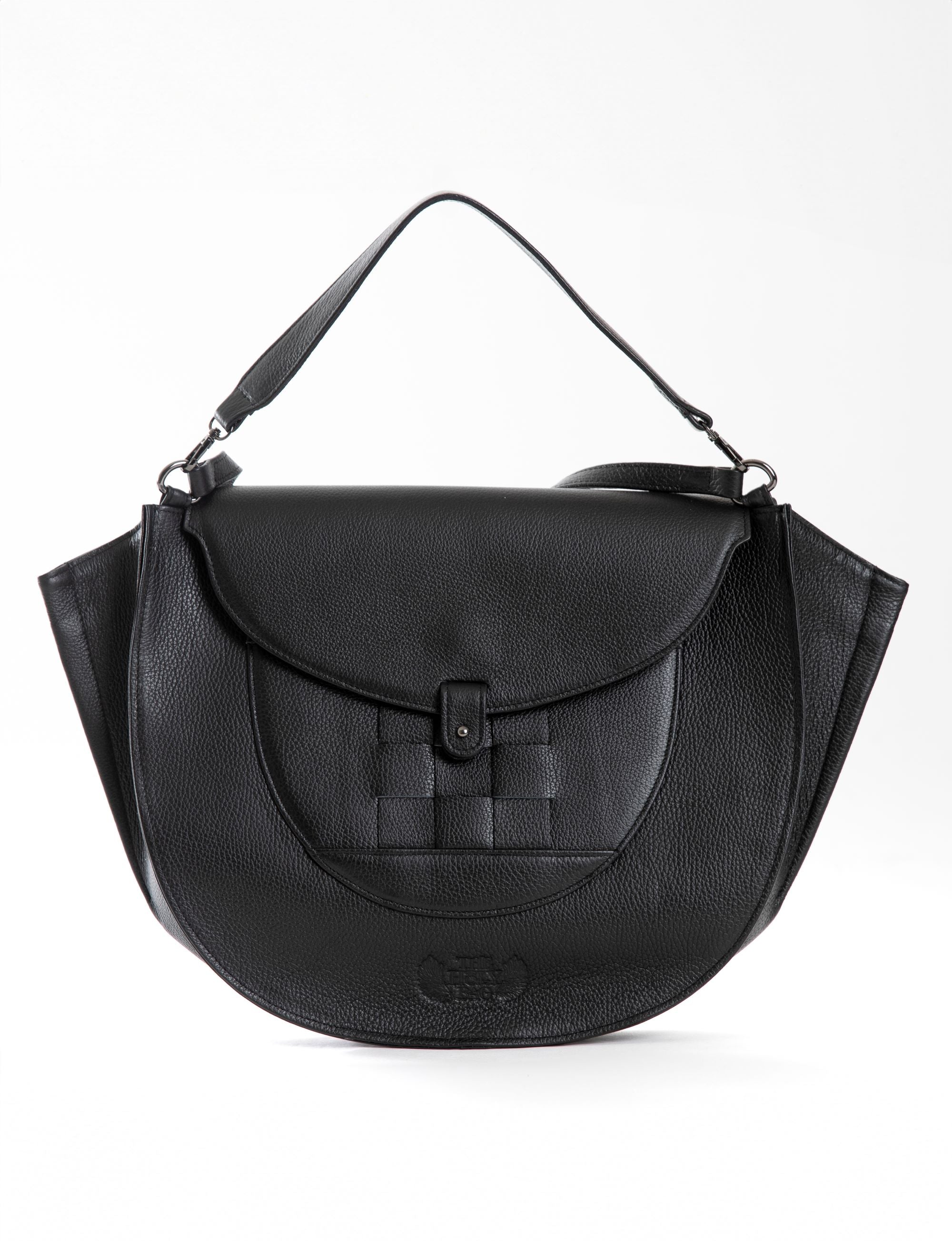 TheHolyBag Γυναικεα τσάντα ώμου και χειρός, από μαύρο δέρμα και πλεκτή χειροποίητη εξωτερική τσέπη. Κλείνει με μαγνήτη. Εσωτερική επένδυση από χοιρινό δέρμα, με equestrian style εσωτερική τσέπη.