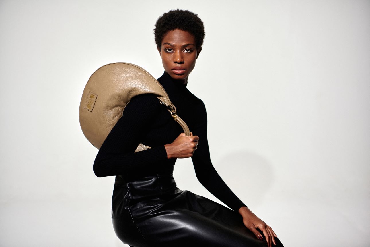 TheHolyBag Rita hobo τσάντα από μαλακό δέρμα, με λαβή και λουράκι ώμου. Κλείνει με φερμουάρ