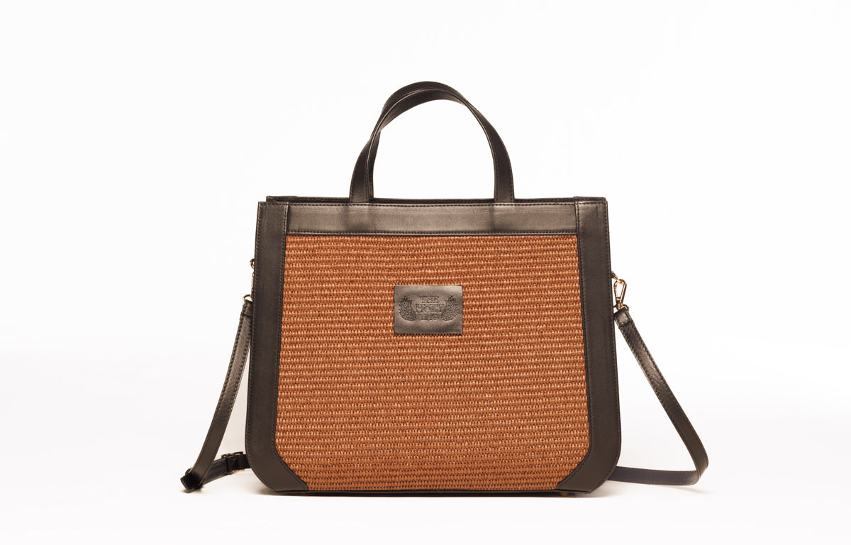 TheHolyBag Γυναικεία tote τσάντα από καφέ ψάθα και μαύρο δέρμα με top handles και αποσπώμενο λουράκι ώμου, με εσωτερική τσέπη. Κλείνει με φερμουάρ.
