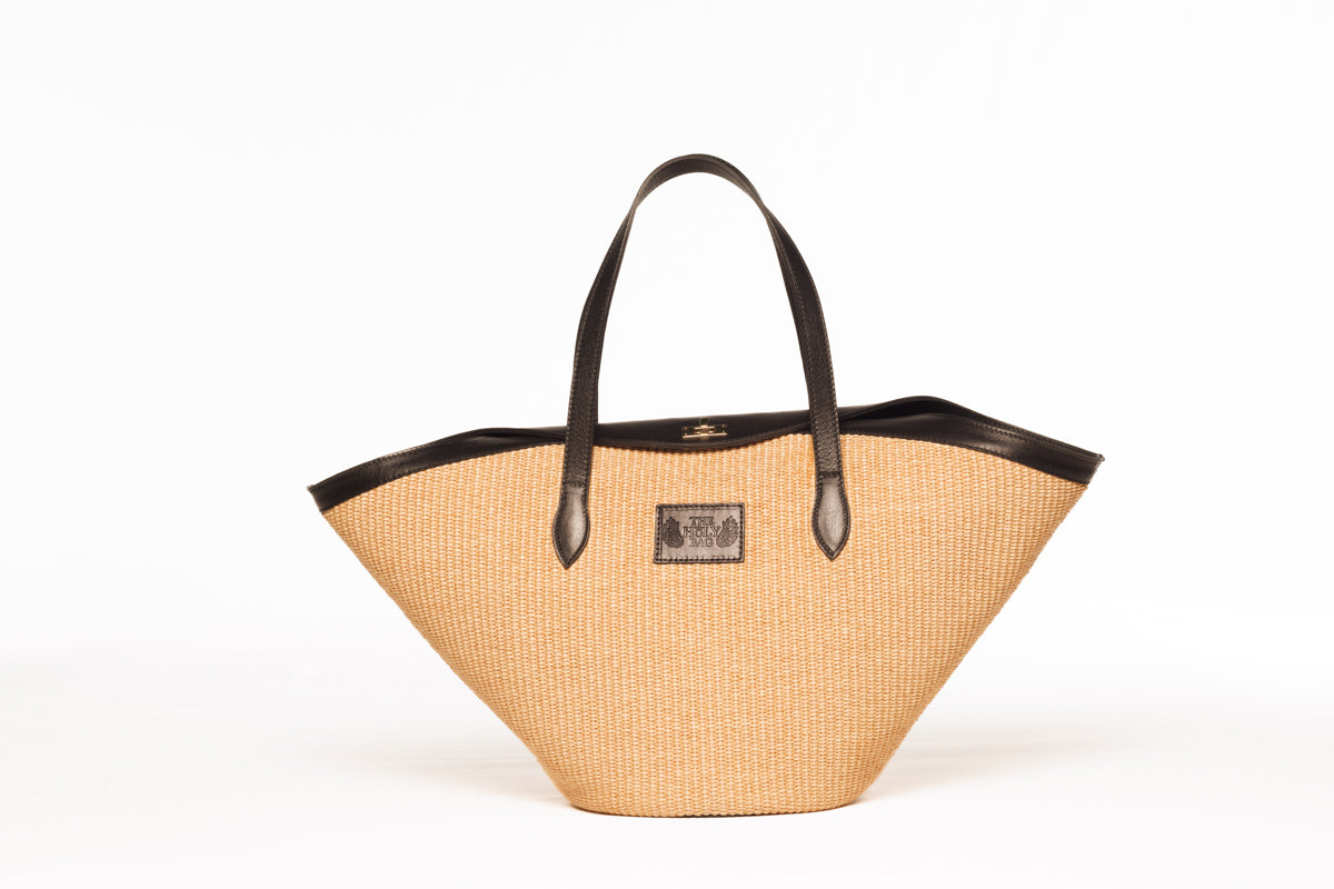 TheHolyBag Τσάντα ώμου με ασύμμετρο καπάκι από μαύρο δέρμα, που κλείνει με στριφτό κούμπωμα. 