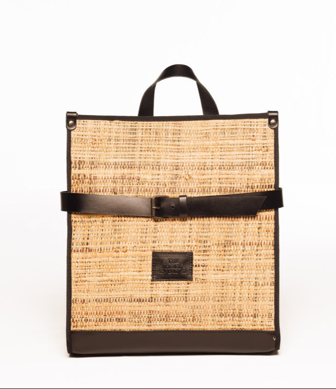 TheHolyBag Unisex σακίδιο πλάτης σε μαύρο δέρμα και ψάθα, με top handle και οριζόντιο λουράκι για εξτρα ασφάλεια. Με λουράκια πλάτης που αυξομειώνονται. 
Straw and black leather unisex backpack