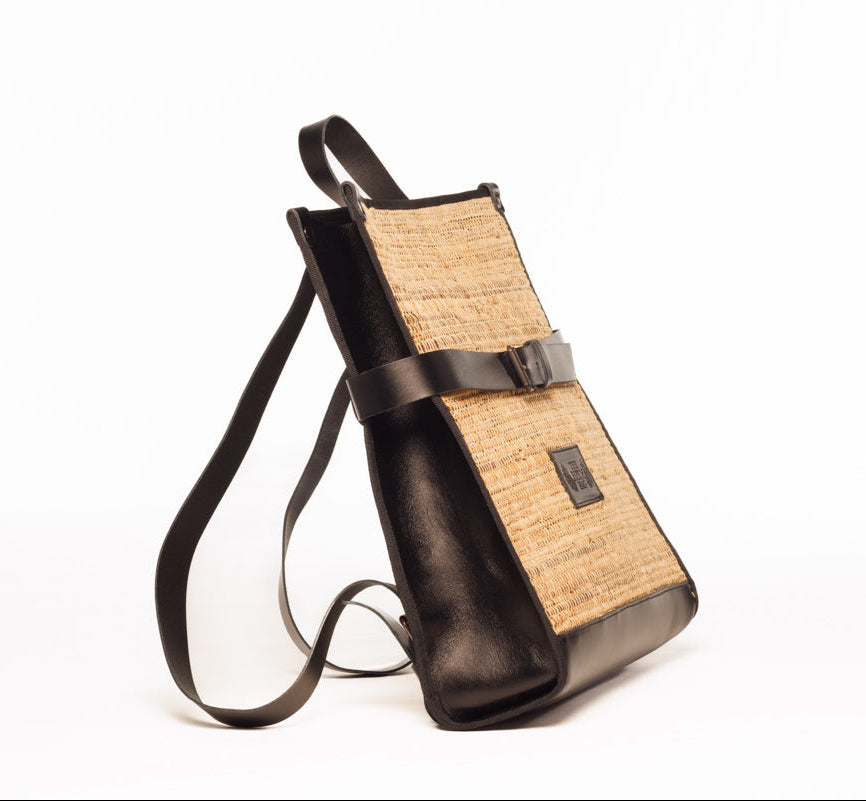 TheHolyBag Unisex σακίδιο πλάτης σε μαύρο δέρμα και ψάθα, με top handle και οριζόντιο λουράκι για εξτρα ασφάλεια. Με λουράκια πλάτης που αυξομειώνονται. 