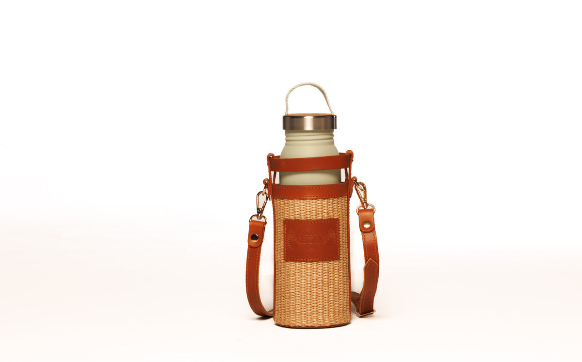 TheHolyBag Bottle case, τσαντάκι-θήκη μπουκαλιού από ψάθα και δέρμα ταμπά, με λουράκι. Φοριεται στον ώμο ή χιαστί.