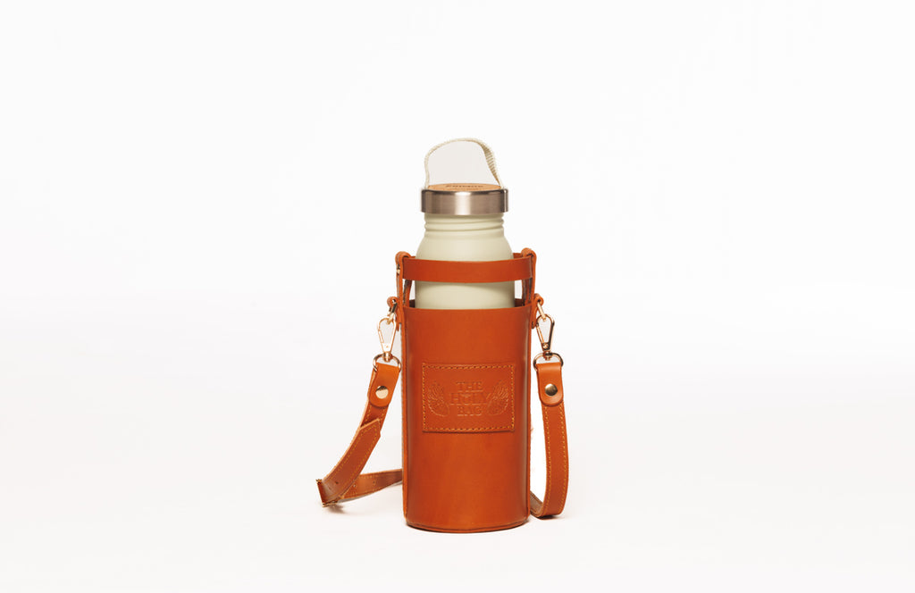 TheHolyBag Bottle case, τσαντάκι-θήκη μπουκαλιού από δέρμα ταμπά, με λουράκι. Φοριεται στον ώμο ή χιαστί.