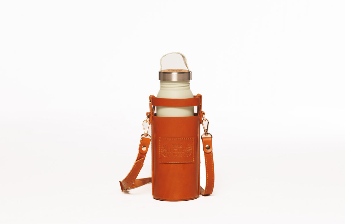 TheHolyBag Bottle case, τσαντάκι-θήκη μπουκαλιού από δέρμα ταμπά, με λουράκι. Φοριεται στον ώμο ή χιαστί.