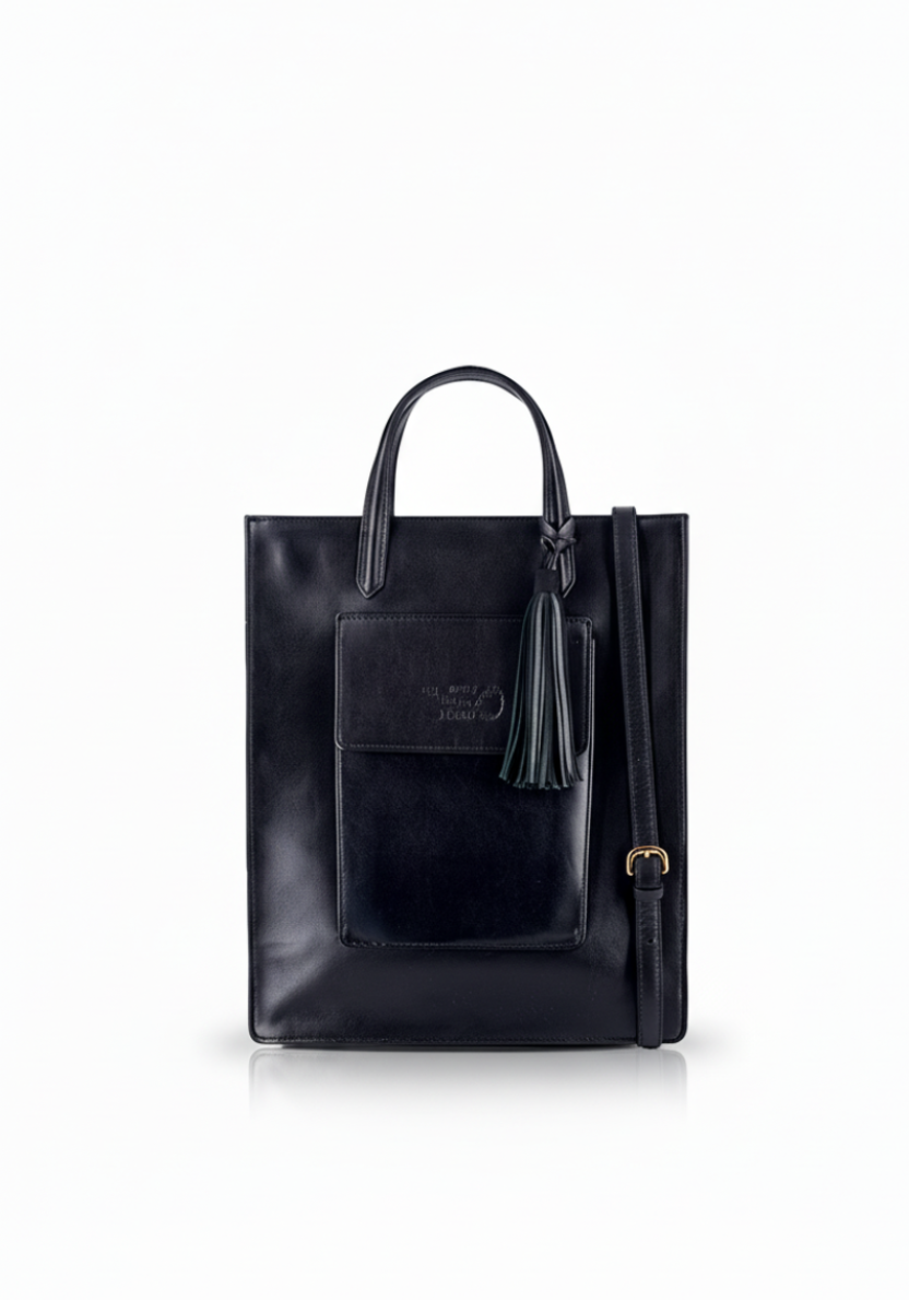 Black leather Unisex tote with an outer and inner pocket. Two top handles and an adjustable and detachable shoulder strap. Theholybag thehollybag
Unisex tote τσάντα με εσωτερική και αξωτερική τσέπη με καπάκι και διακοσμητικό leather tassel. Με αποσπώμενο λουράκι ώμου. theholybag thehollibag 