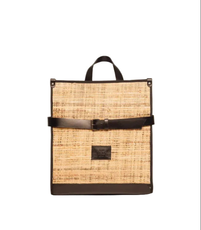 TheHolyBag Unisex σακίδιο πλάτης σε μαύρο δέρμα και ψάθα, με top handle και οριζόντιο λουράκι για εξτρα ασφάλεια. Με λουράκια πλάτης που αυξομειώνονται. 
Straw and black leather unisex backpack
