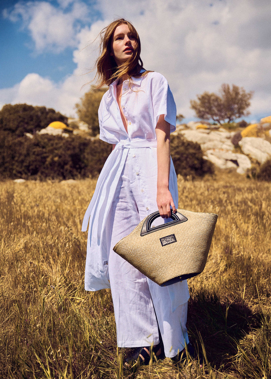 The Holy Bag, Αmmos tote τσάντα με handle και αποσπώμενο λουράκι ώμου, με εσωτερική τσέπη με φερμουάρ και βαμβακερή επένδυση.
Ammos tote bag in straw and white leather. theholybag
