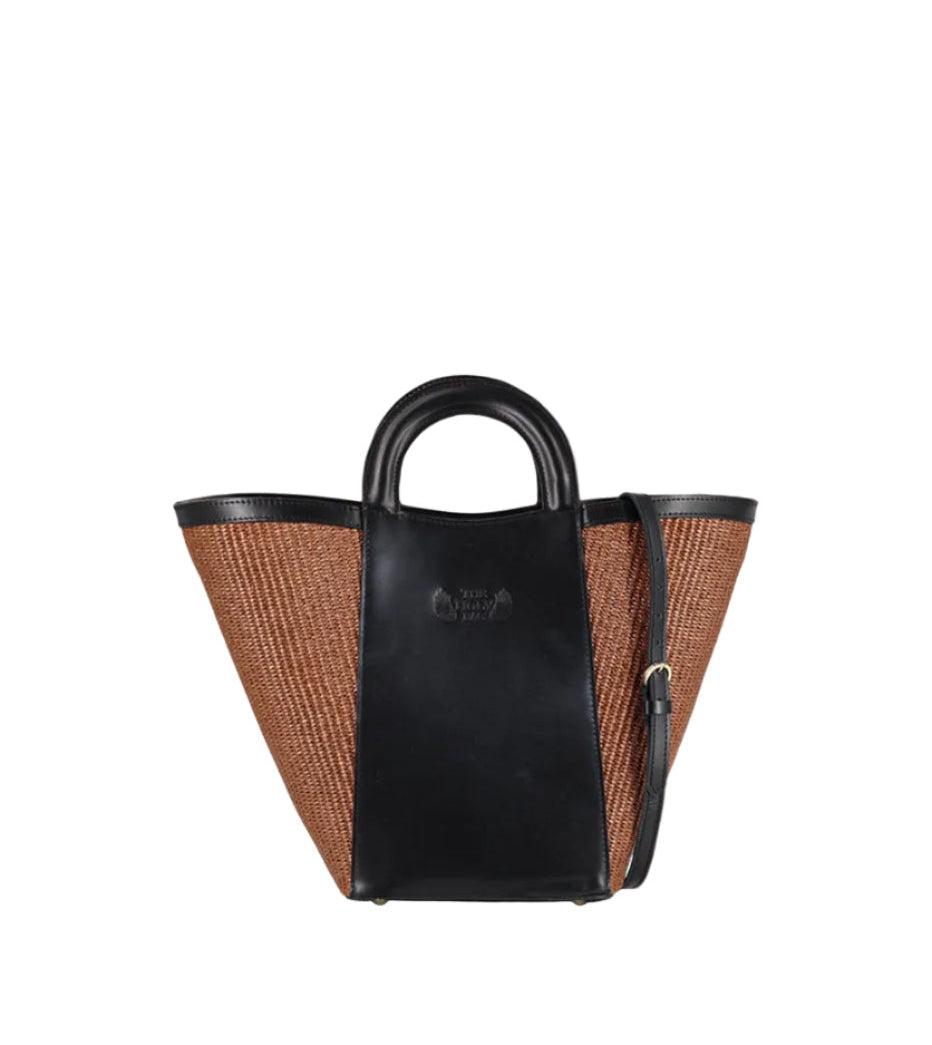 Shopper bag in marrone color straw and black leather. Top handles, adjustable and detachable crossbody strap. One inner pocket, magnetic closure. The Holy Bag
Γυναικεία τσάντα shopper από μαύρο δερμα και ψάθα σε καφέ χρώμα, με αποσπώμενο λουράκι ώμου, εσωτερική τσέπη, κλείσιμο με μαγνήτη. Theholybag
