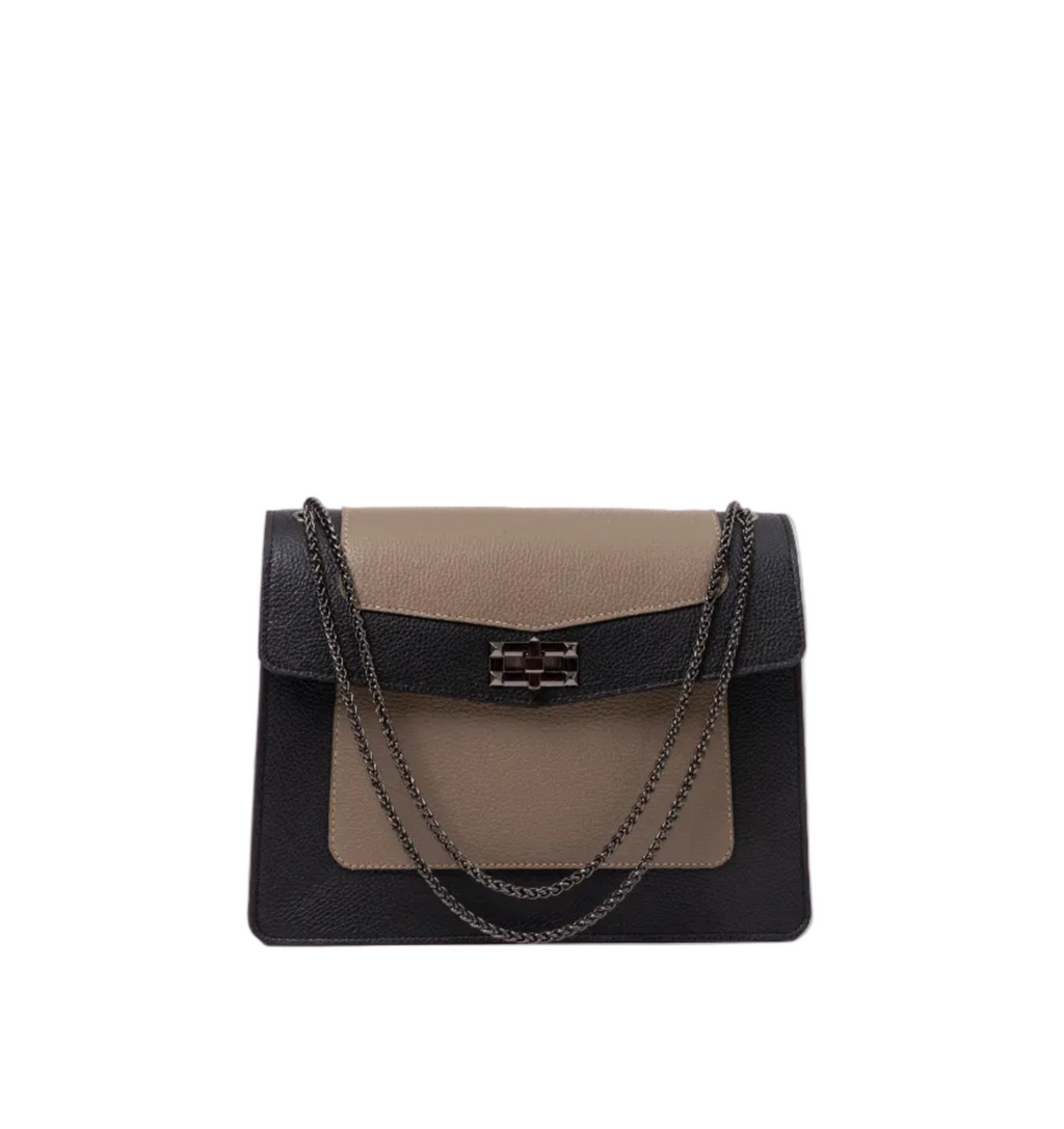 Amfitrite shoulder bag in two tones leather, a flap and adjustable chain shoulder strap. theholybag
Γυναικεία τσάντα ώμου από λείο δέρμα σε δύο τόνους, με καπάκι. Κλείνει με μεταλλικό κούμπωμα. Αλυσδα ώμου που αυξομειώνεται. THE HOLY BAG