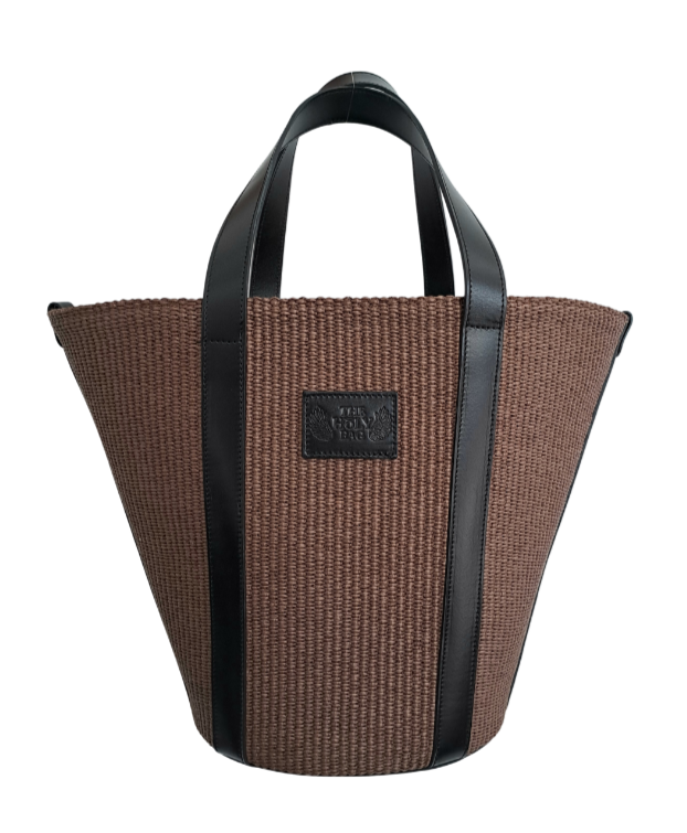 TheHolyBag Γυναικεία τσάντα ώμου από ψάθα καφέ σκούρο, με δερμάτινες λεπτομέρειες σε μαύρο χρώμα.
Andromeda big shopper in brown straw and black leather. Inner pocket, two shoulder handles. The Holy Bag