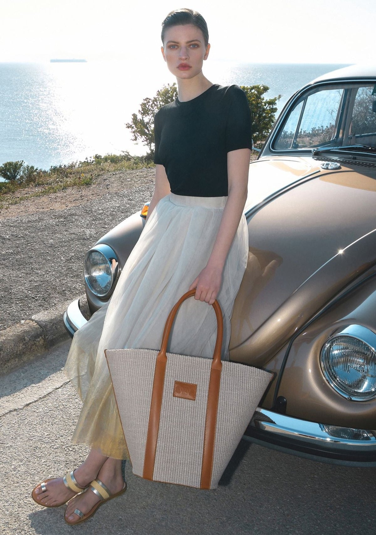 TheHolyBag Γυναικεία τσάντα ώμου με δερμάτινες λεπτομέρειες σε ταμπά χρώμα.
Big shopper bag in straw and camel leather. Inner pocket, cotton lining. The Holy Bag
