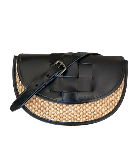 TheHolyBag Γυναικείο τσαντάκι από ψάθα και μαύρο δέρμα, φοριέται στη μέση και χιαστί. Με καπάκι από χειροποίητη δερμάτινη πλέξη. Το λουράκι αφαιρείται και κρατιέται σαν clutch.