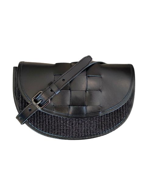 TheHolyBag Γυναικείο τσαντάκι από ψάθα σε μαύρο χρώμα και μαύρο δέρμα, φοριέται στη μέση και χιαστί. Με καπάκι από χειροποίητη δερμάτινη πλέξη. Το λουράκι αφαιρείται για να την κρατήσεις σαν clutch.
