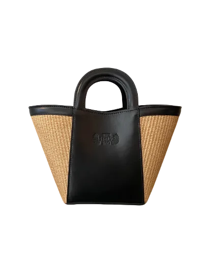 TheHolyBag Γυναικεία τσάντα από ψάθα σε φυσικό χρώμα και μαύρο δέρμα, με αποσπώμενο λουράκι ώμου. Με εσωτερική τσέπη.