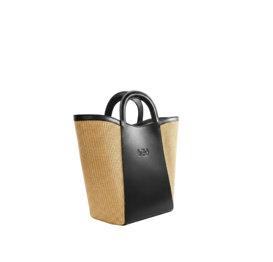 Shopper bag in natural color straw and black leather. Top handles, adjustable and detachable crossbody strap. One inner pocket, magnetic closure. The Holy Bag
Γυναικεία τσάντα shopper από μαύρο δερμα και ψάθα σε φυσικό χρώμα, με αποσπώμενο λουράκι ώμου, εσωτερική τσέπη, κλείσιμο με μαγνήτη. Theholybag