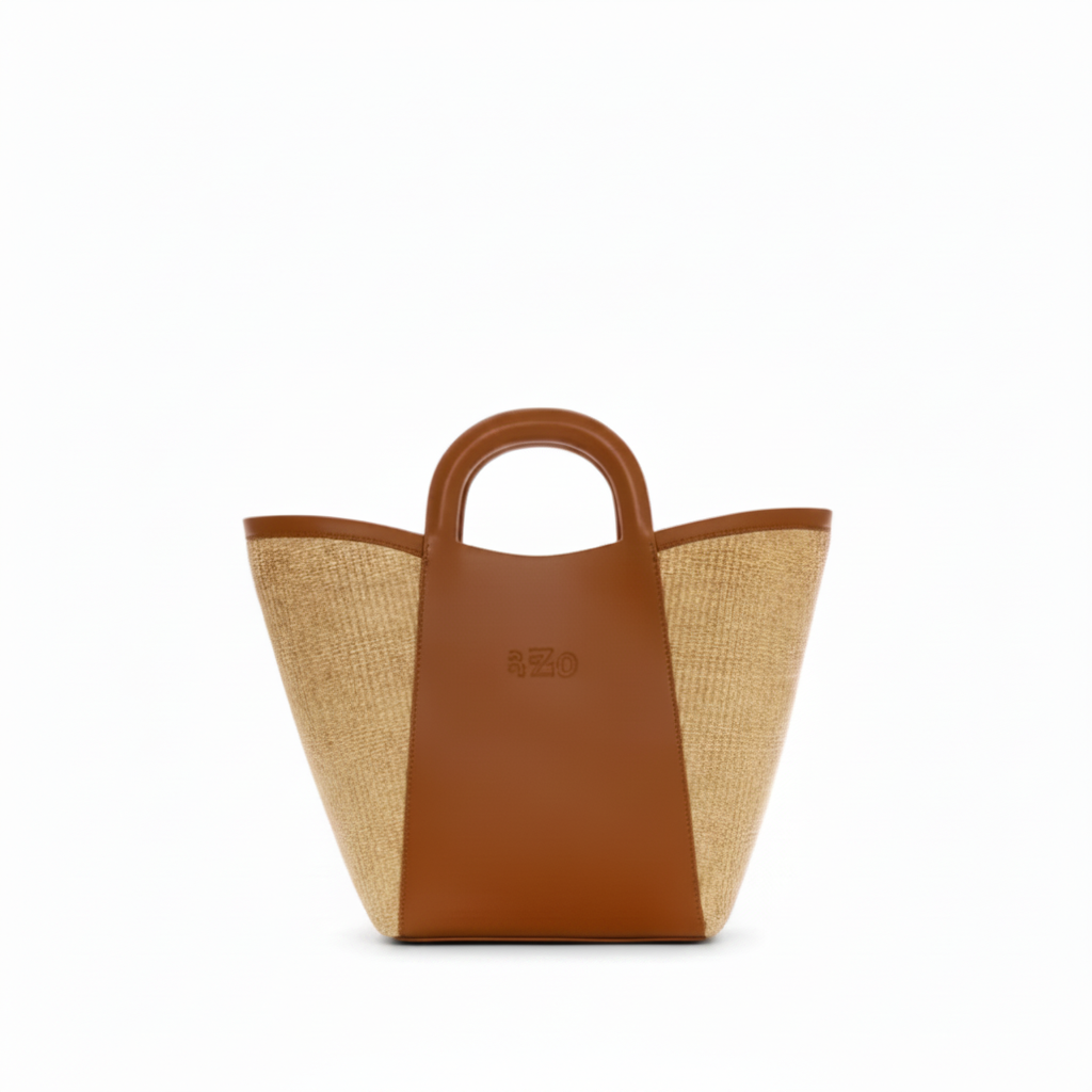 Shopper bag in natural color straw and camel leather. Top handles, adjustable and detachable crossbody strap. One inner pocket, magnetic closure. The Holy Bag
Γυναικεία τσάντα shopper από ταμπά δερμα και ψάθα σε φυσικό χρώμα, με αποσπώμενο λουράκι ώμου, εσωτερική τσέπη, κλείσιμο με μαγνήτη. Theholybag