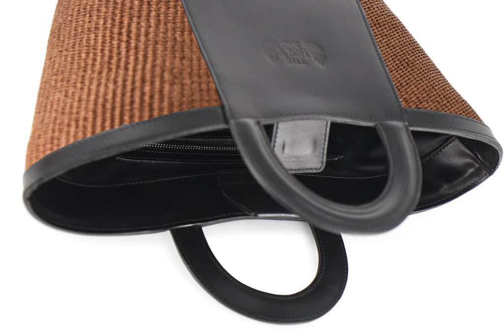 Aquarius medium bag in leather and brown straw with inner zipper pocket. the holy bag