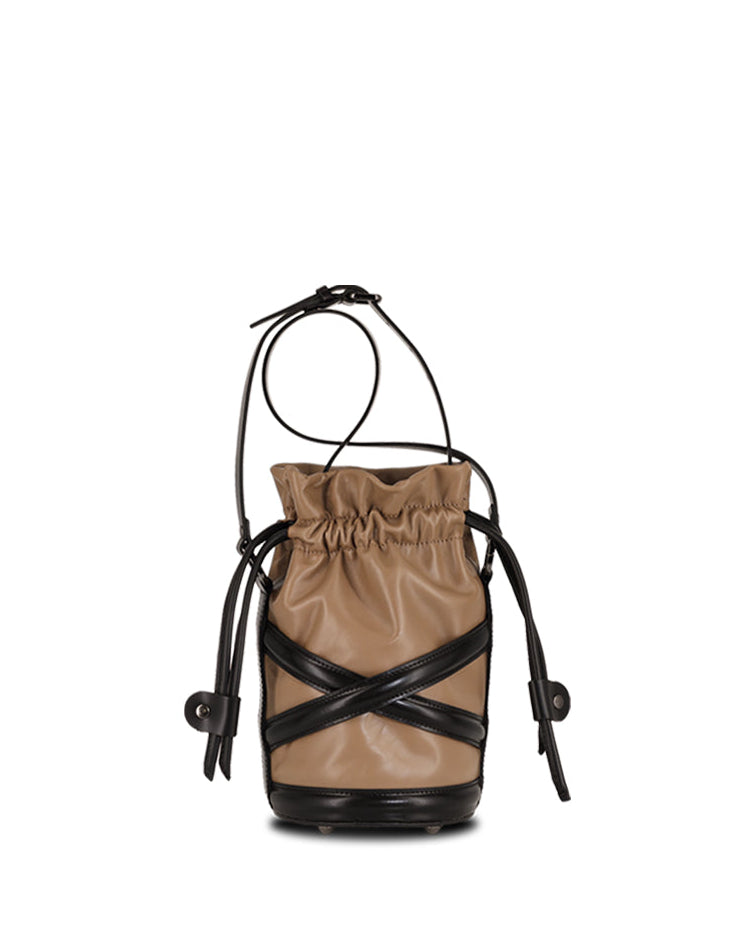 Small leather bucket bag with a drawstring pouch. With handle and an adjustable shoulder strap. The Holy Bag
Κυκλική τσάντα με ενσωματωμένο πουγκί, όλη από δέρμα. Με λαβή χειρός και λουράκι ώμου που αυξομειώνεται The Holy Bag
