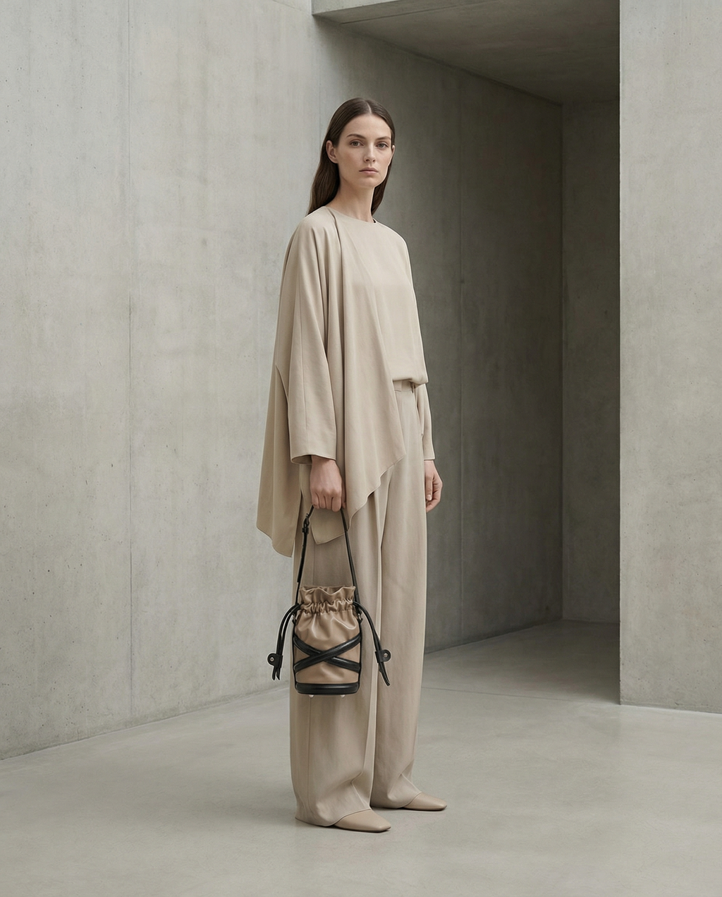 Small leather bucket bag with a drawstring pouch. With handle and an adjustable shoulder strap. The Holy Bag
Κυκλική τσάντα με ενσωματωμένο πουγκί, όλη από δέρμα. Με λαβή χειρός και λουράκι ώμου που αυξομειώνεται The Holy Bag