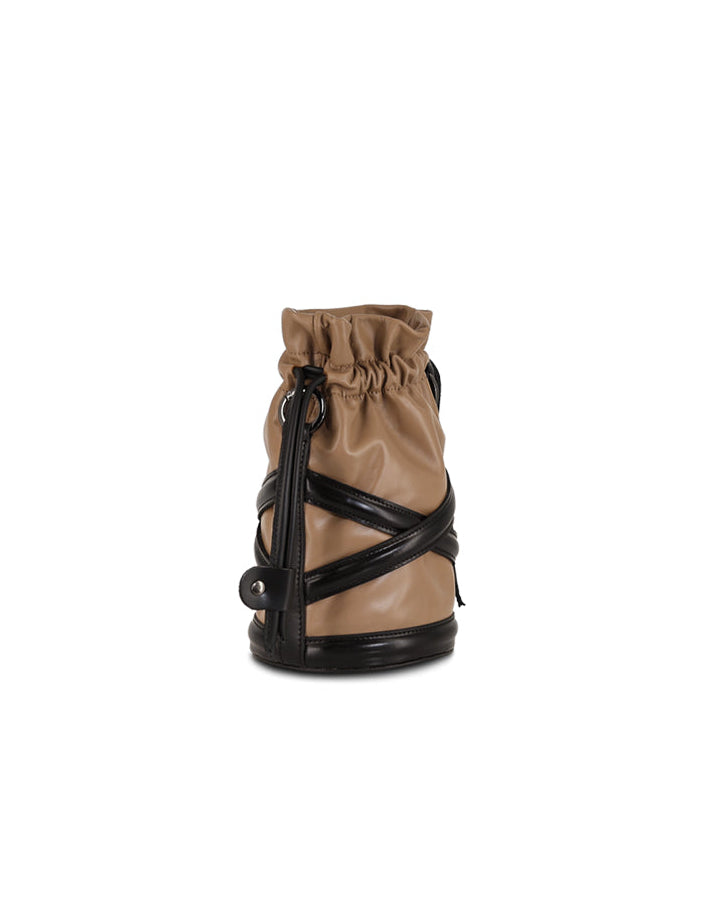 Small leather bucket bag with a drawstring pouch. With handle and an adjustable shoulder strap. The Holy Bag
Κυκλική τσάντα με ενσωματωμένο πουγκί, όλη από δέρμα. Με λαβή χειρός και λουράκι ώμου που αυξομειώνεται The Holy Bag