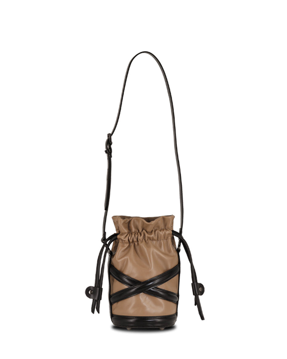 Small leather bucket bag with a drawstring pouch. With handle and an adjustable shoulder strap. The Holy Bag
Κυκλική τσάντα με ενσωματωμένο πουγκί, όλη από δέρμα. Με λαβή χειρός και λουράκι ώμου που αυξομειώνεται The Holy Bag