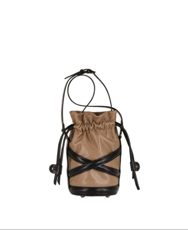 Small leather bucket bag with a drawstring pouch. With handle and an adjustable shoulder strap. The Holy Bag
Κυκλική τσάντα με ενσωματωμένο πουγκί, όλη από δέρμα. Με λαβή χειρός και λουράκι ώμου που αυξομειώνεται The Holy Bag