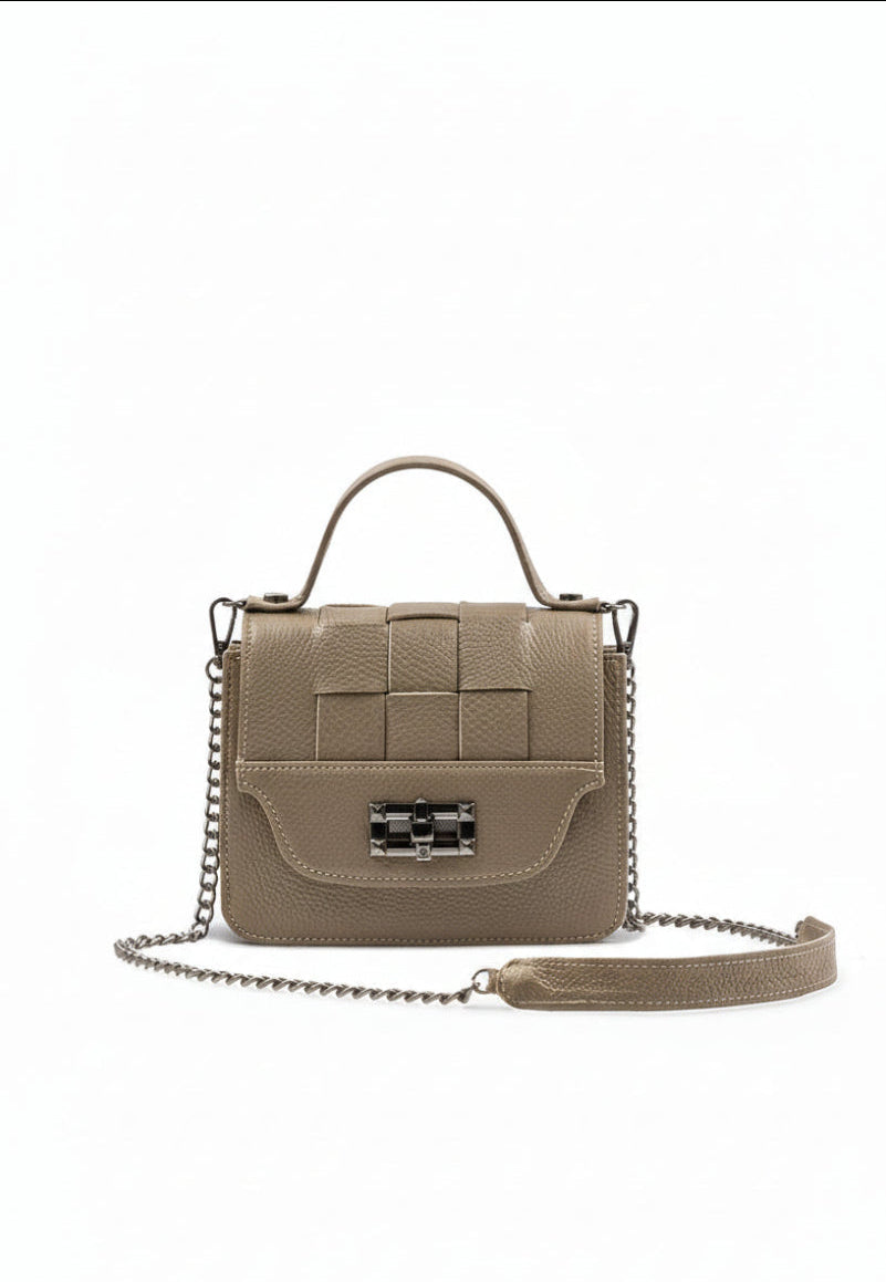 Mini leather crossbody bag, Clio. Handcrafted knitted flap, one top handle and a crossbody chain strap.
theholybag
Μίνι δερμάτινο τσαντάκι με καπάκι πλεκτό στο χέρι, με μεταλλικο κλείσιμο και αλυσίδα ώμου. Εσωτερική επένδυση από χοιρινο δέρμα, The Holy Bag