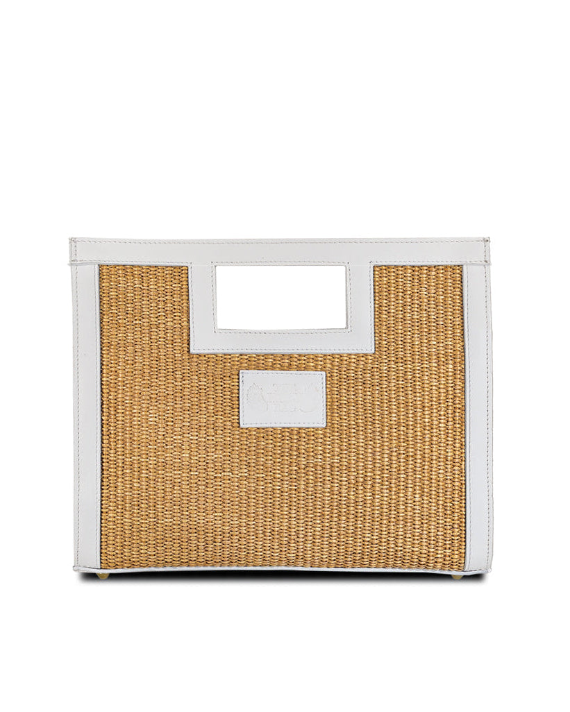 Square bag with square handle in straw and white leather, with inner pocket and a shoulder strap The Holy Bag
Τσάντα από ψάθα και λευκό δέρμα με τετράγωνη λαβή και αποσπώμενο λουράκι ώμου. The Holy Bag