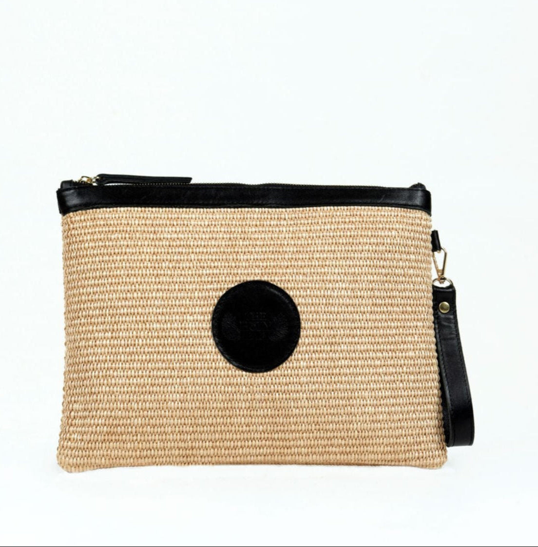 TheHolyBag Clutch γυναικείο τσαντάκι από ψάθα σε φυσικό χρώμα και μαύρο δέρμα με λουράκι χειρός στο πλάι. Κλείνει με φερμουάρ.