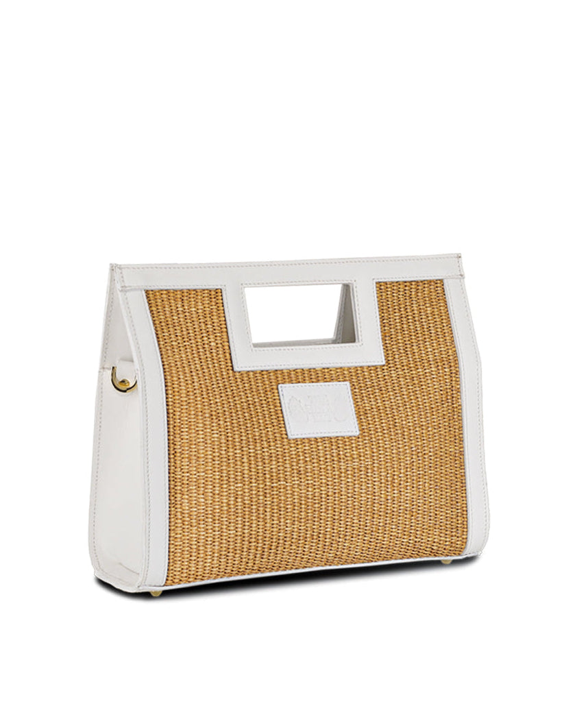 Square bag with square handle in straw and white leather, with inner pocket and a shoulder strap The Holy Bag
Τσάντα από ψάθα και λευκό δέρμα με τετράγωνη λαβή και αποσπώμενο λουράκι ώμου. The Holy Bag