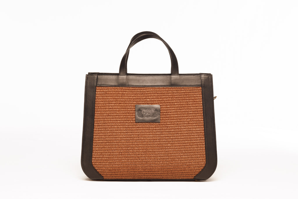 Tote bag in marrone straw and black leather. Two top handles and an adjustable shoulder strap. Closes with zipper. TheHolyBag  
Γυναικεία tote τσάντα από καφέ ψάθα και μαύρο δέρμα με top handles και αποσπώμενο λουράκι ώμου, με εσωτερική τσέπη. Κλείνει με φερμουάρ. The Holy Bag