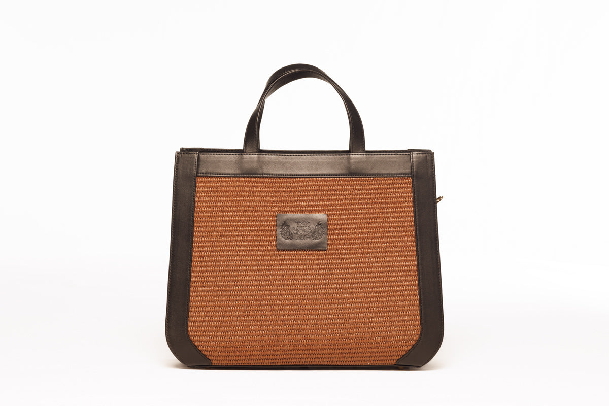 Tote bag in marrone straw and black leather. Two top handles and an adjustable shoulder strap. Closes with zipper. TheHolyBag  
Γυναικεία tote τσάντα από καφέ ψάθα και μαύρο δέρμα με top handles και αποσπώμενο λουράκι ώμου, με εσωτερική τσέπη. Κλείνει με φερμουάρ. The Holy Bag