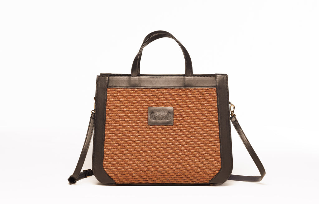 Tote bag in marrone straw and black leather. Two top handles and an adjustable shoulder strap. Closes with zipper. TheHolyBag  
Γυναικεία tote τσάντα από καφέ ψάθα και μαύρο δέρμα με top handles και αποσπώμενο λουράκι ώμου, με εσωτερική τσέπη. Κλείνει με φερμουάρ. The Holy Bag