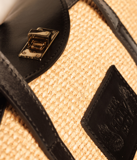 Small shopper in straw and leather, an  asymmetrical flap and a shoulder strap, Hestia mini - The Holy Bag
Τσάντα από ψάθα και μαύρο δέρμα, που κλείνει επάνω με καπάκι, με λαβές και λουράκι ώμου. The Holy Bag