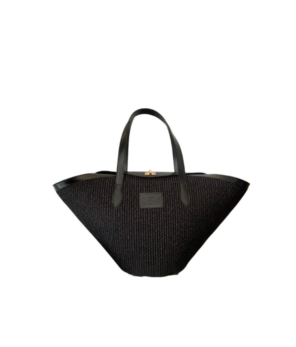 Small shopper in black straw and black leather, an asymmetrical flap and a shoulder strap, Hestia mini - The Holy Bag
Τσάντα από μαύρη ψάθα και μαύρο δέρμα, που κλείνει επάνω με καπάκι, με λαβές και λουράκι ώμου. The Holy Bag
