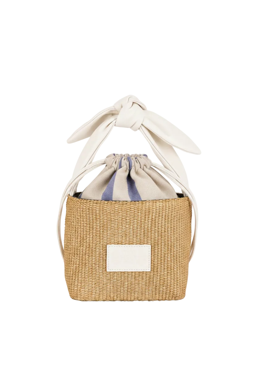 Straw basket bag with a cotton striped drawstring pouch, white leather bow-handle and an adjustable and detachable shoulder strap. The Holy Bag theholybag
Τσάντα-καλάθι από ψάθα σε φυσικό χρώμα, βαμβακερό ριγέ πουγκί και λουράκι χειρός σε σχήμα φιόγκου από λευκό δέρμα. Διαθέτει λουράκι ώμου που αυξομειώνεται. theholybag