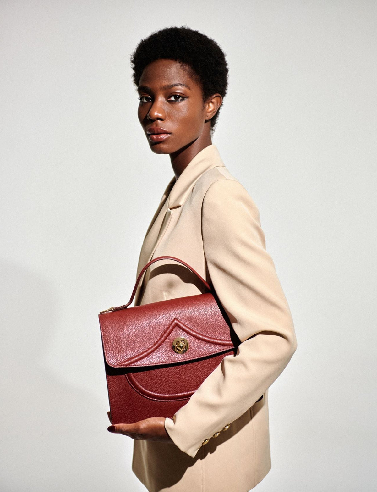 Ingrid medium-sized leather tote.  Features a structured silhouette with a flap closure and top handle.
A front pocket, inner pocket and an adjustable and detachable shoulder strap. Inner body made of pork leather.
Ingrid μεσαία δερμάτινη tote τσάντα με καπάκι, επάνω λαβή και λουράκι ώμου.
The Holy Bag