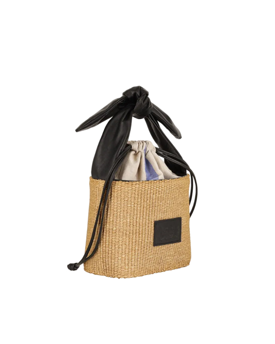 Straw basket bag with a cotton striped drawstring pouch, black leather bow-handle and an adjustable and detachable shoulder strap. The Holy Bag theholybag
Τσάντα-καλάθι από ψάθα σε φυσικό χρώμα, βαμβακερό ριγέ πουγκί και λουράκι χειρός σε σχήμα φιόγκου από μαύρο δέρμα. Διαθέτει λουράκι ώμου που αυξομειώνεται. theholybag