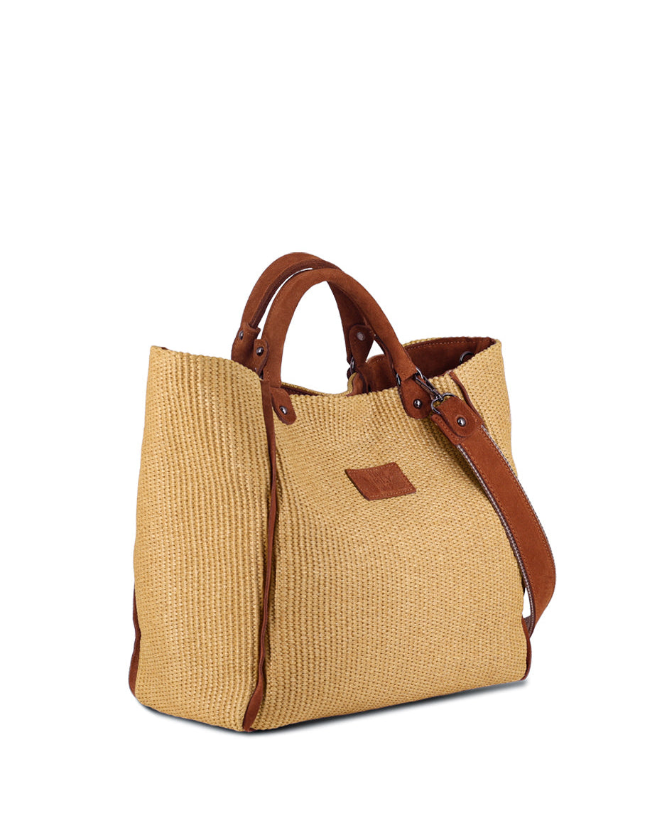 Tote bag in straw with brown suede details, a shoulder strap and inner pockets. Closes with zipper.
The Holy Bag
Τσάντα tote που κλείνει με φερμουάρ, από ψάθα και σουέντ λεπτομέρειες. Με εσωτερικές τσέπες και λουράκι ώμου από ιμάντα με σουέντ . The Holy Bag