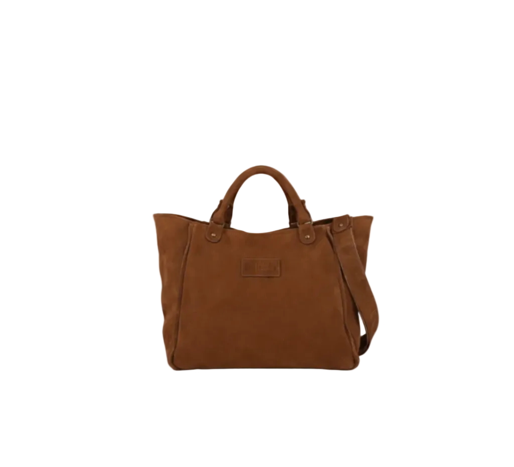 Suede brown tote bag trimmed in black suede details, with handles and a detachable shoulder strap. Inner pocket and zipper closure - The Holy Bag
Γυναικεία tote τσάντα απο σουέντ δέρμα σε σοκολατί χρώμα, με δύο εσωτερικές τσέπες -η μία με φερμουάρ- λαβές, λουράκι ώμου και κλείσιμο με φερμουάρ. The Holy Bag