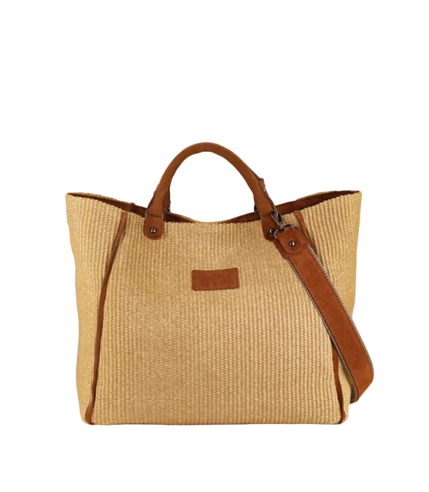 Tote bag in straw with brown suede details, a shoulder strap and inner pockets. Closes with zipper.
Side strap that cinches the sides of the bag. The Holy Bag
Τσάντα tote από ψάθα και σουέντ λεπτομέρειες. Με μία τσέπη με φερμουάρ και μία ανοιχτή, με λουράκι ώμου από ιμάντα με σουέντ και κλείσιμο επάνω με φερμουάρ. Εσωτερικό λουράκι που μαζεύει τις πλαινές πλευρές. The Holy Bag