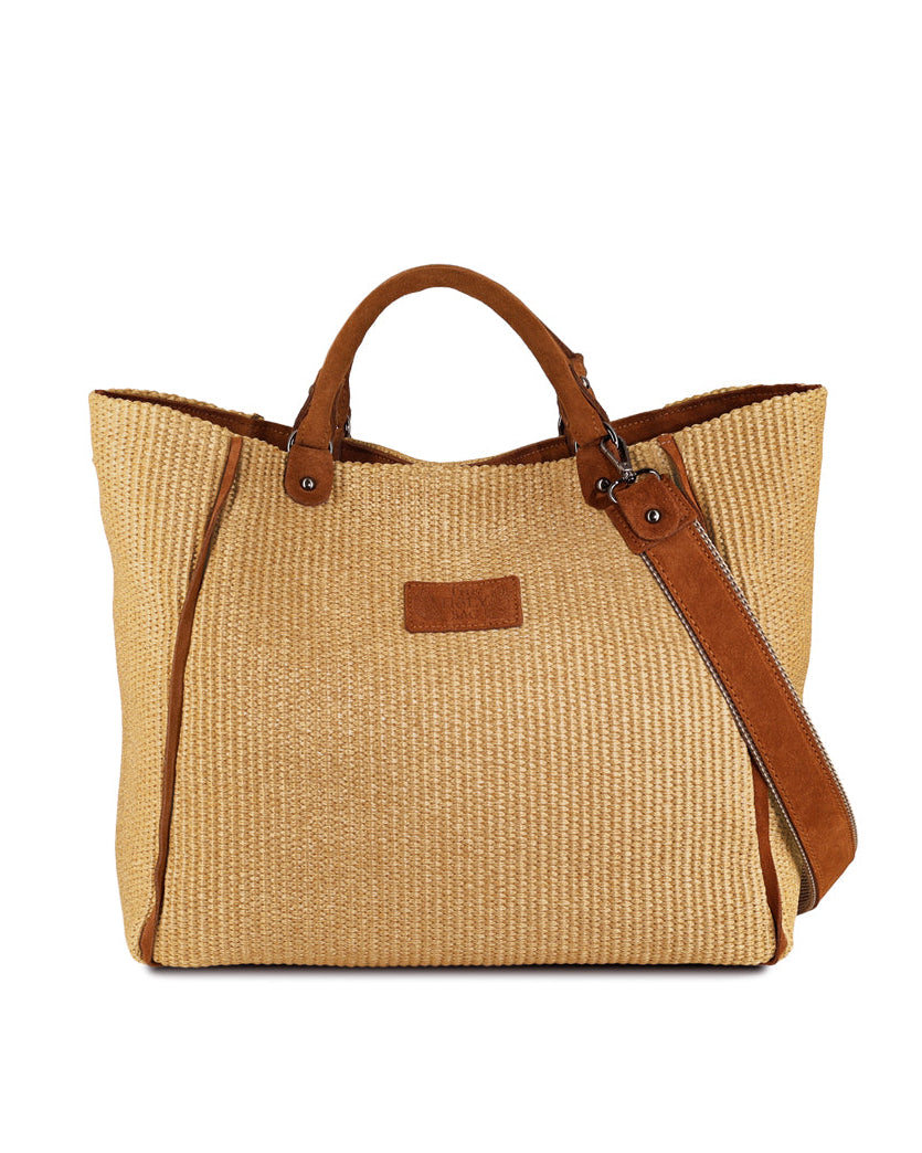 Beige woven handbag with brown leather straps and handle on a white background The Holy Bag.
Τσάντα tote από ψάθα και σουεντ λεπτομέρειες. Με εσωτερικές τσέπες, λουράκι ώμου από ιμάντα με σουέντ και κλείσιμο με φερμουάρ. The Holy Bag