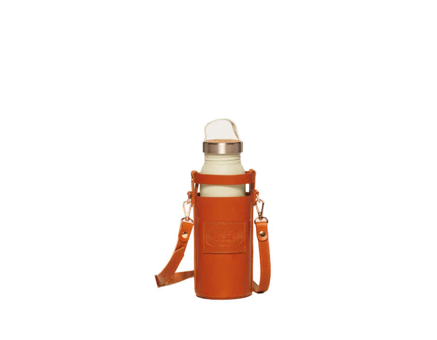 TheHolyBag Lito Bottle case, τσαντάκι-θήκη μπουκαλιού από δέρμα ταμπά, με λουράκι. Φοριεται στον ώμο ή χιαστί.
Lito bottle case in tobacco leather with detachable shoulder strap. the holy bag