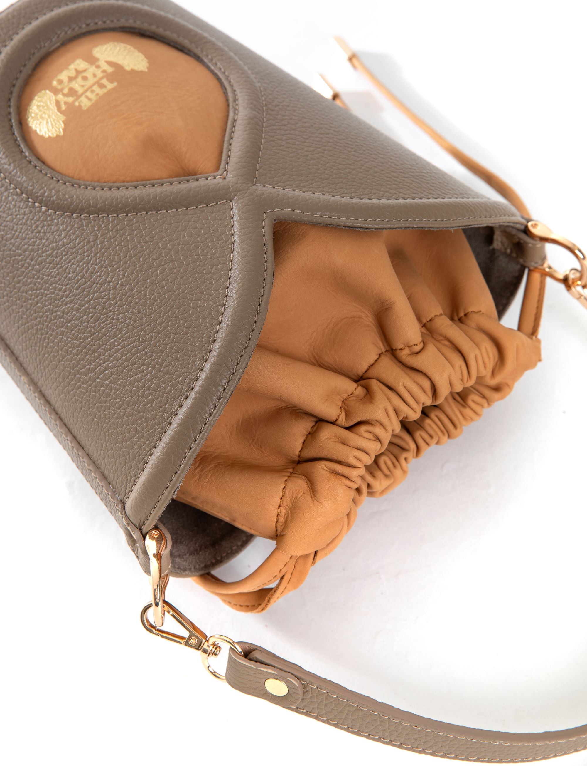 Taupe color leather bucket bag with leather pouch. With a detachable handle and a shoulder strap, Marilyn  TheHolyBag
Τσάντα καλάθι απο δέρμα με δερμάτινο πουγκί. Με αποσπωμενο λουράκι χειρός και αποσπώμενο λουράκι ώμου που αυξομειώνεται. The Holy Bag