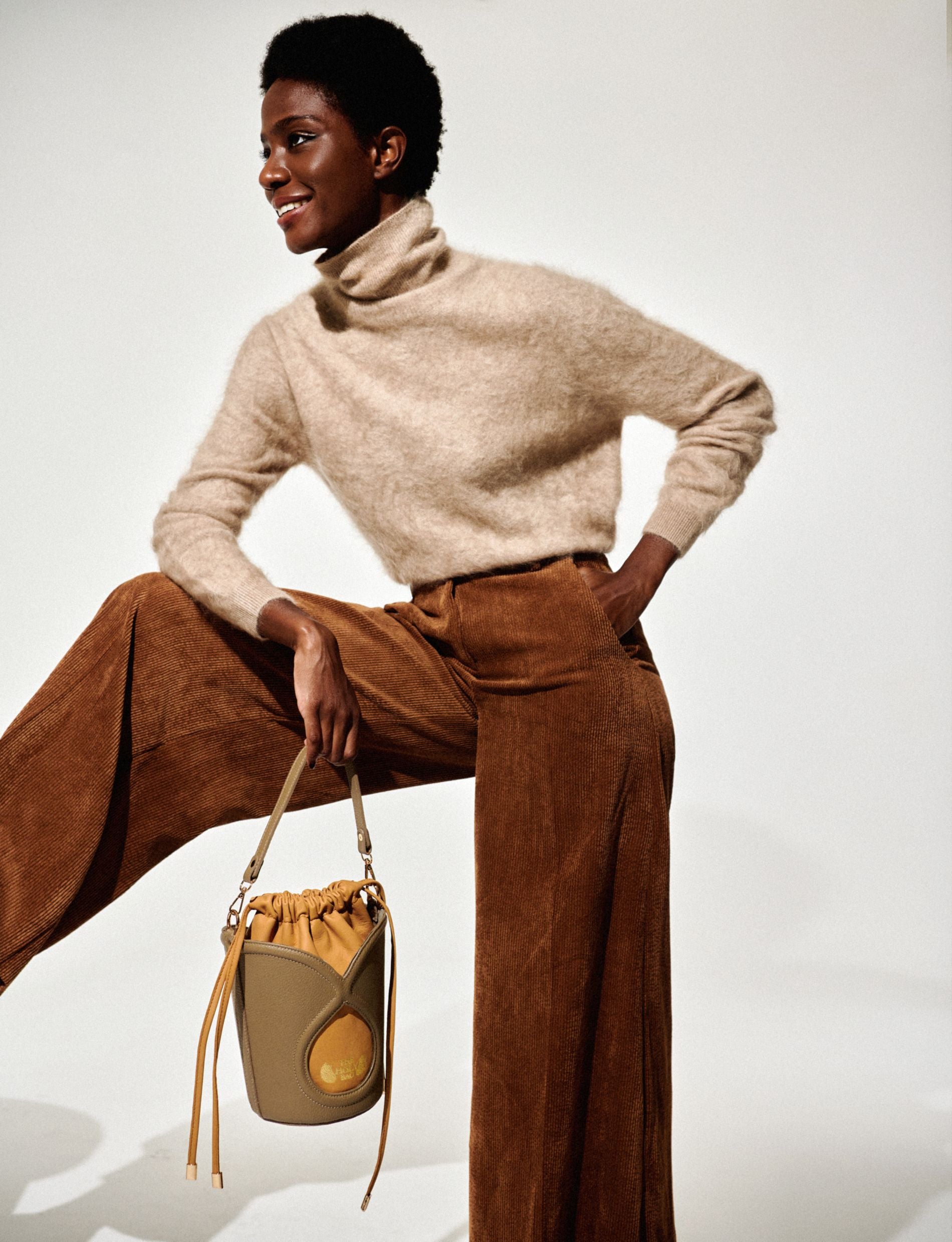 Taupe leather bucket bag with leather pouch. With a detachable handle and a shoulder strap, Marilyn  TheHolyBag
Τσάντα καλάθι απο μπορντό δέρμα με δερμάτινο πουγκί. Με αποσπωμενο λουράκι χειρός και αποσπώμενο λουράκι ώμου που αυξομειώνεται. The Holy Bag