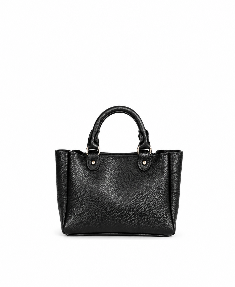 Mini tote bag in black leather. Zipper closure and detachable shoulder strap. the holy bag
Μίνι tote τσάντα από μαύρο δέρμα μοσχάρι, με εσωτερική τσέπη. Κλείνει με φερμουάρ και μαγνήτη. Με αποσπώμενο λουράκι ώμου που αυξομειωνεται.